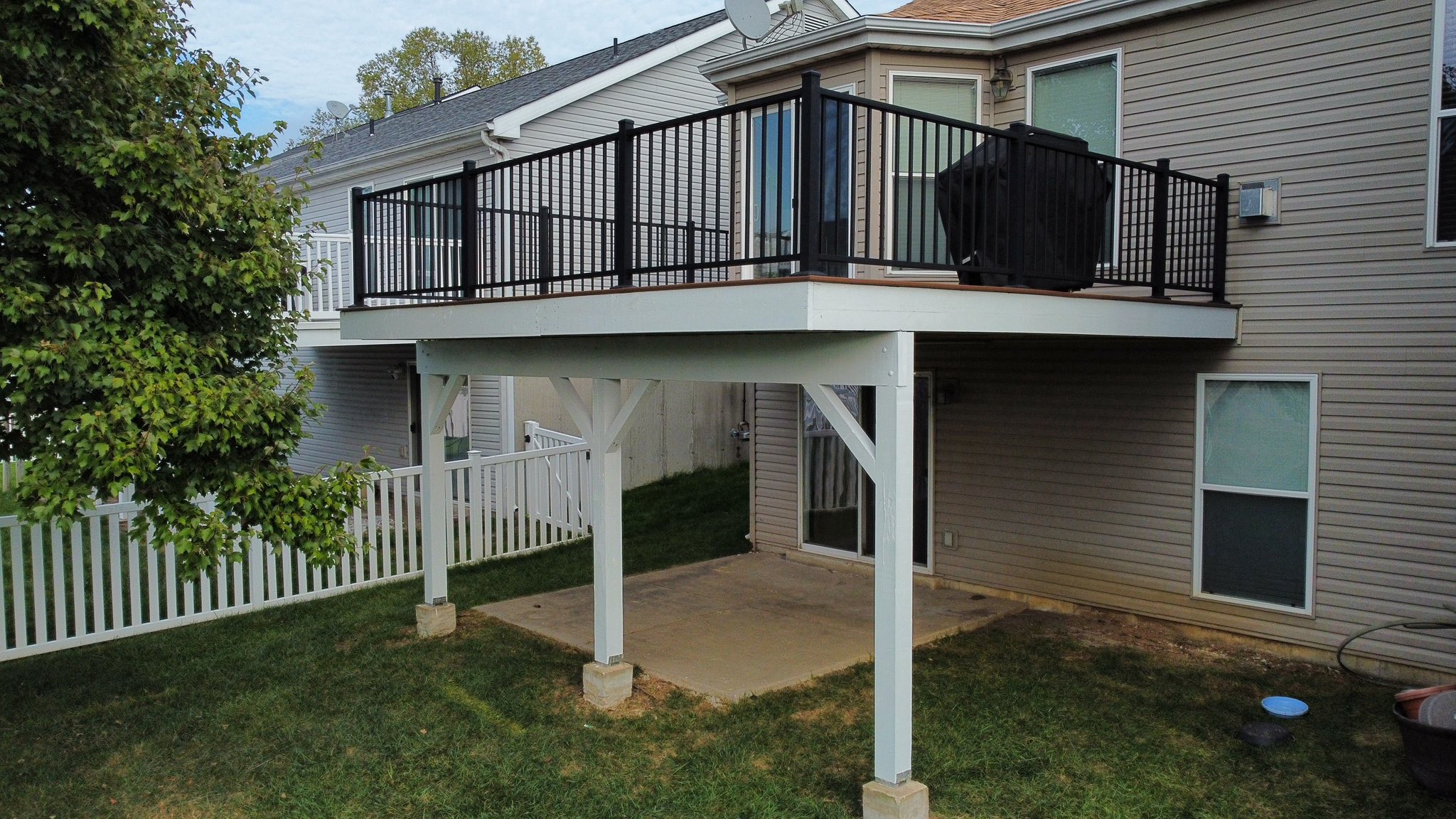 Extended composite deck footprint with aluminum rails, side view